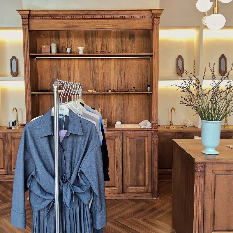 Clothing store, cashier counte - đánh giá và giá Office Furniture Second Hand